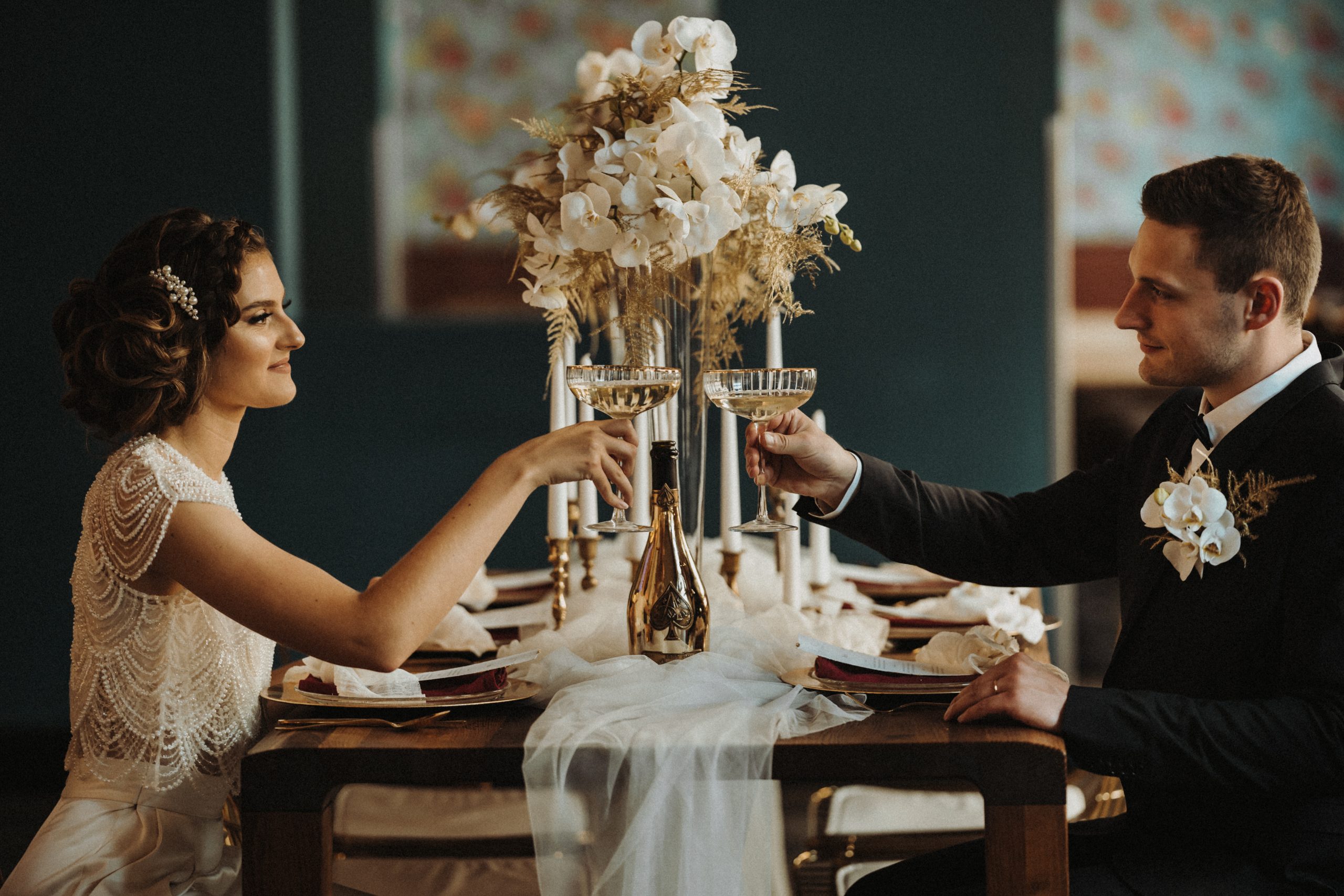 Dreistöckige Hochzeitstorte mit Blattgold