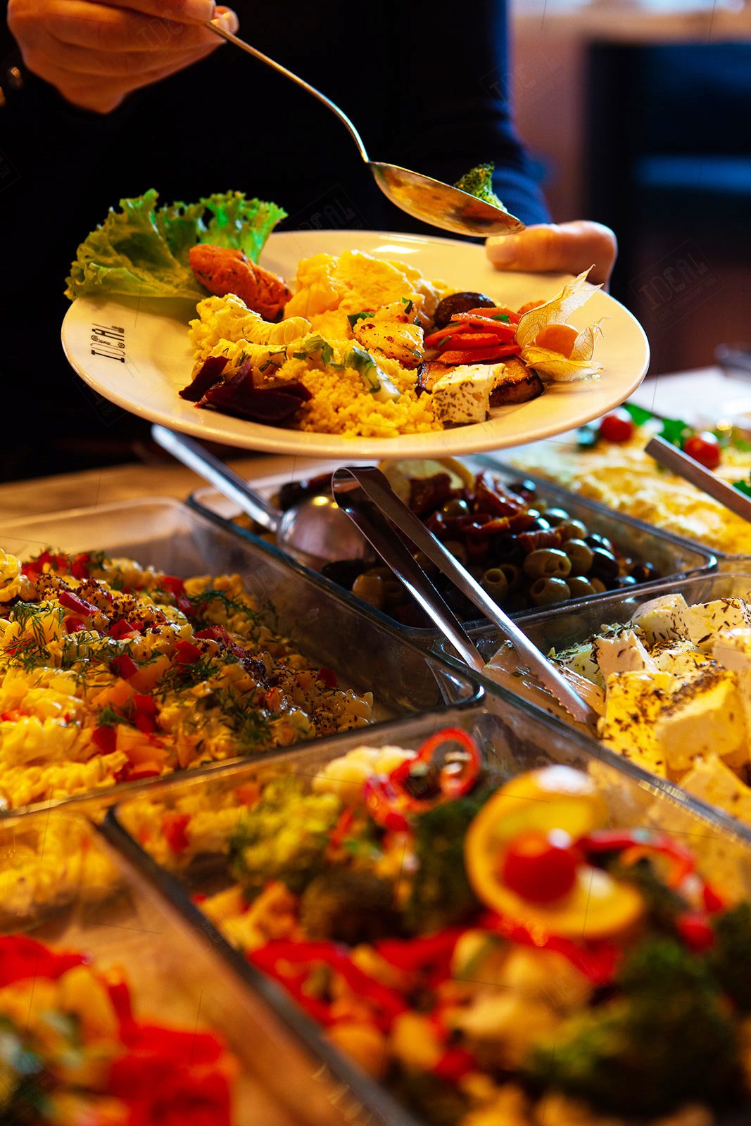 Frühstücksbuffet mit warmen und kalten Speisen