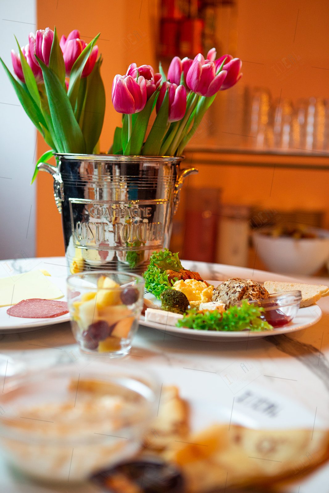 Gedeckter Frühstückstisch