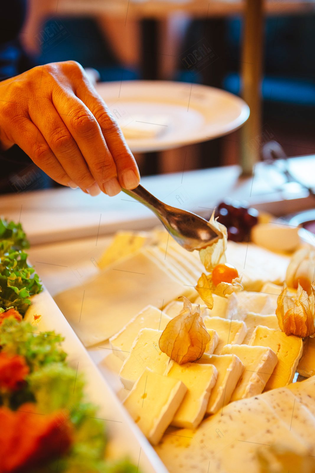 Käseplatte am Frühstücksbuffet